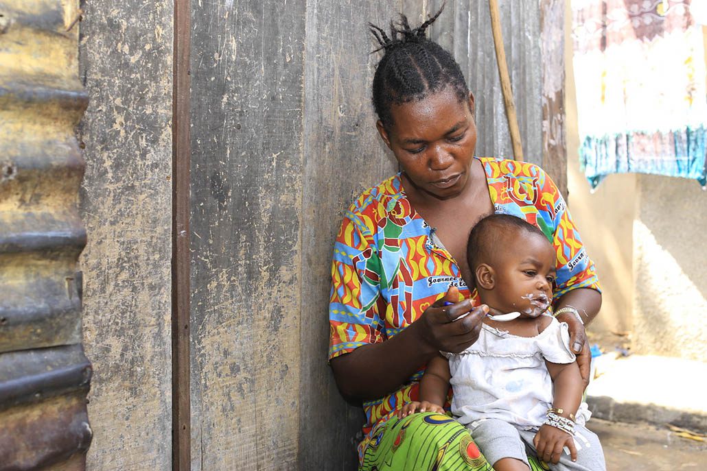 Mère nourrissant un enfant en bas âge