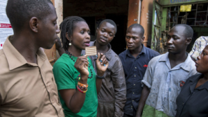 Membres masculins d'un club de jeunes en Ouganda lors d'une activité de sensibilisation au planning familial.